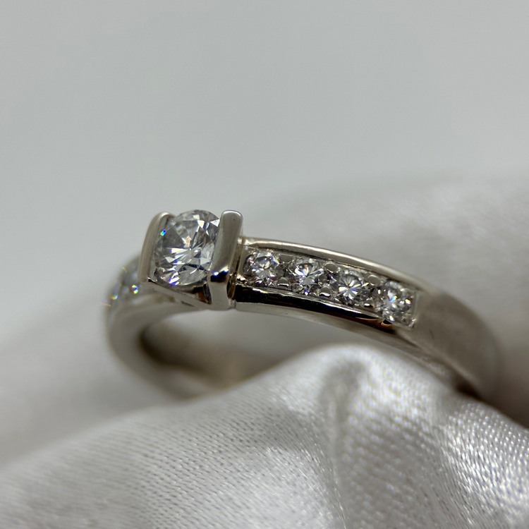 18K Diamantring med Sidostenar
