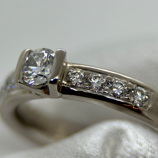 18K Diamantring med Sidostenar