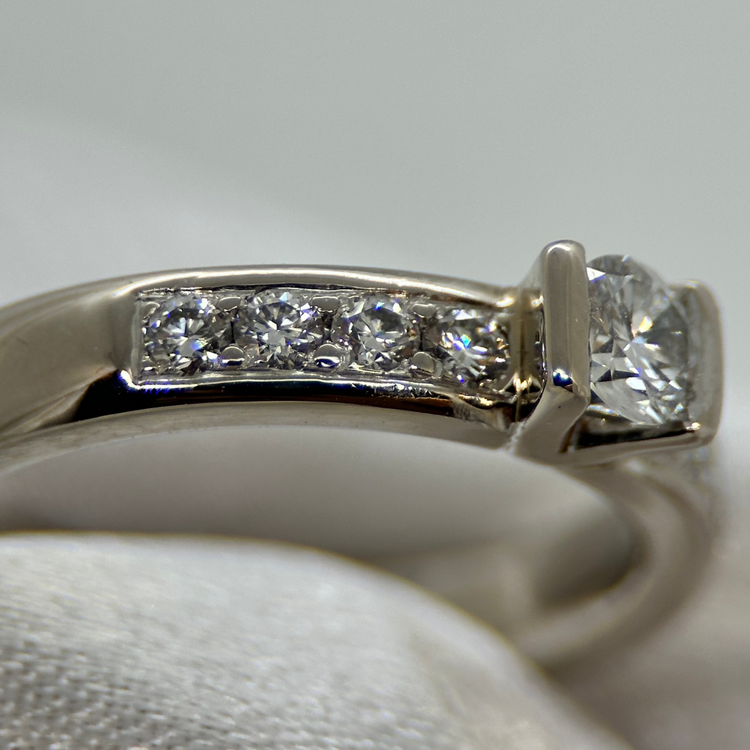 18K Diamantring med Sidostenar
