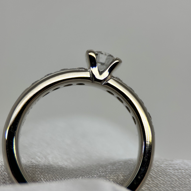 18K Diamantring med Sidostenar
