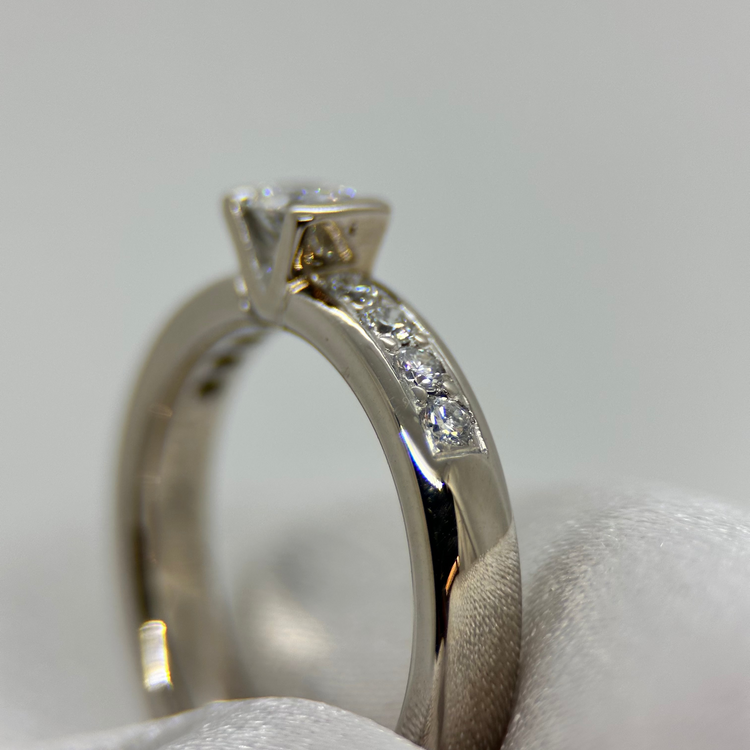 18K Diamantring med Sidostenar