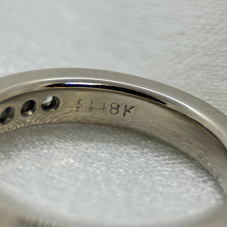 18K Diamantring med Sidostenar