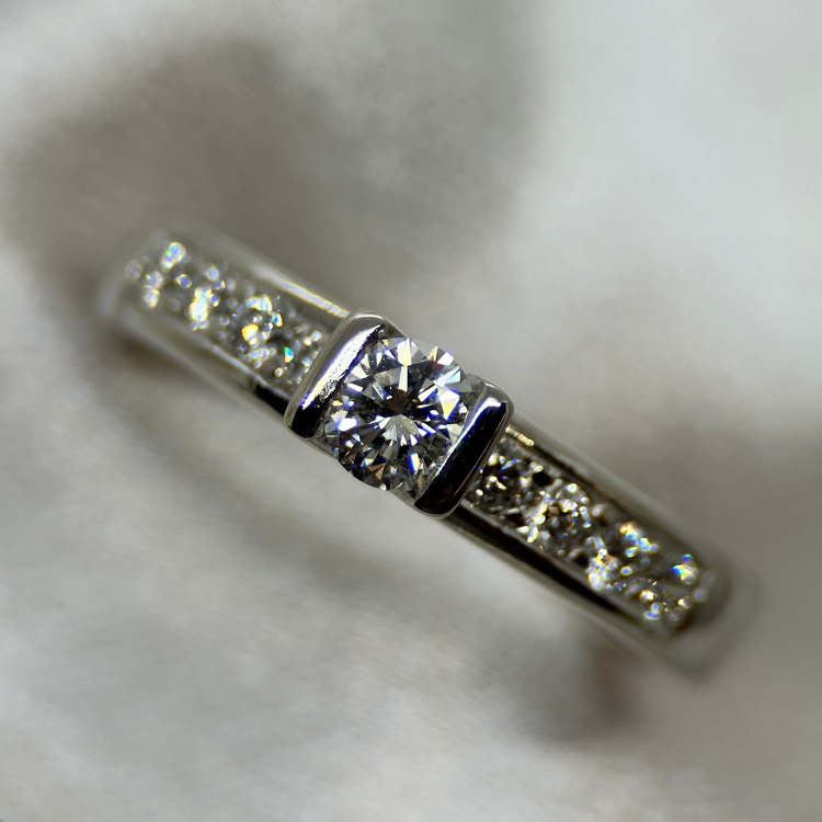 18K Diamantring med Sidostenar