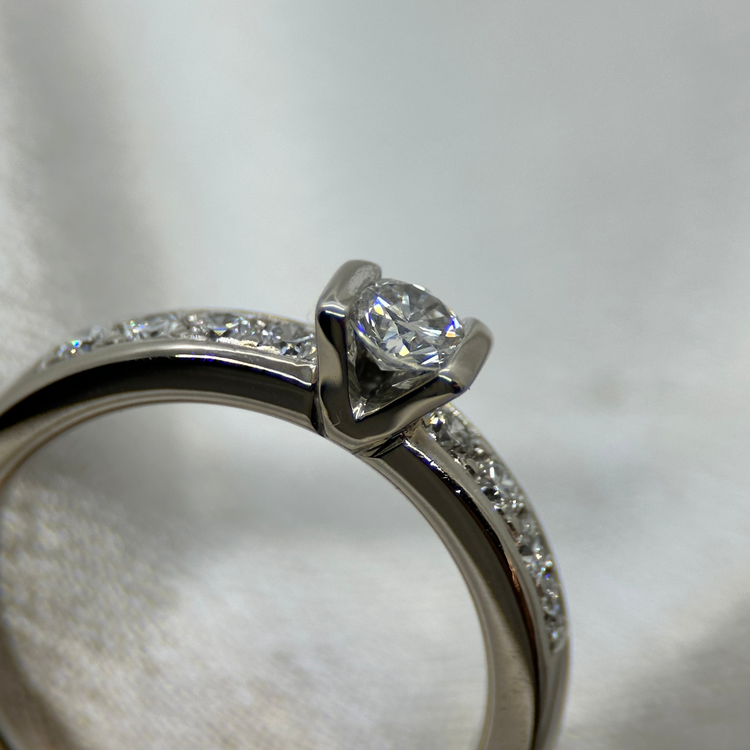 18K Diamantring med Sidostenar