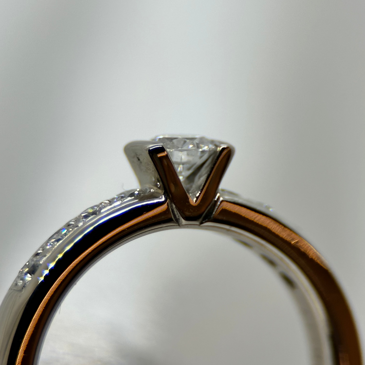 18K Diamantring med Sidostenar