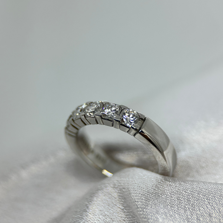 18K CB Design Ring med Flanders Slipade Diamanter