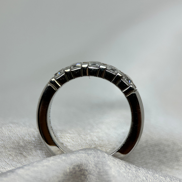 18K CB Design Ring med Flanders Slipade Diamanter