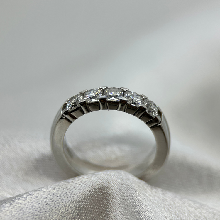 18K CB Design Ring med Flanders Slipade Diamanter