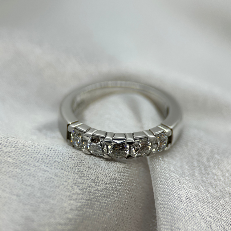 18K CB Design Ring med Flanders Slipade Diamanter