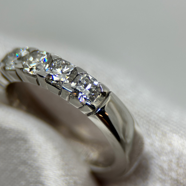 18K CB Design Ring med Flanders Slipade Diamanter