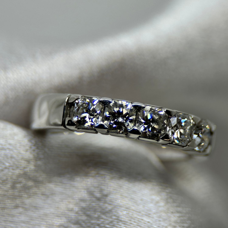 18K CB Design Ring med Flanders Slipade Diamanter