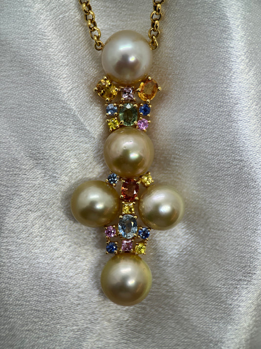 18K Halsband med Odlade Pärlor och Safirer