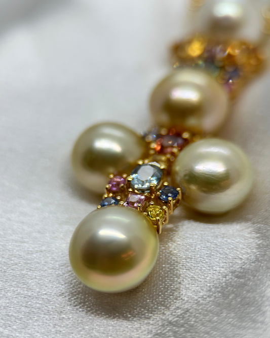 18K Halsband med Odlade Pärlor och Safirer