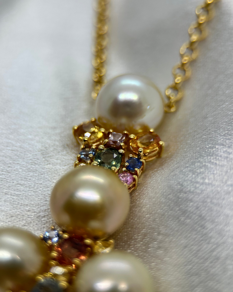 18K Halsband med Odlade Pärlor och Safirer