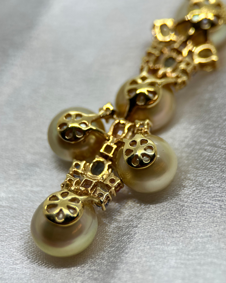 18K Halsband med Odlade Pärlor och Safirer