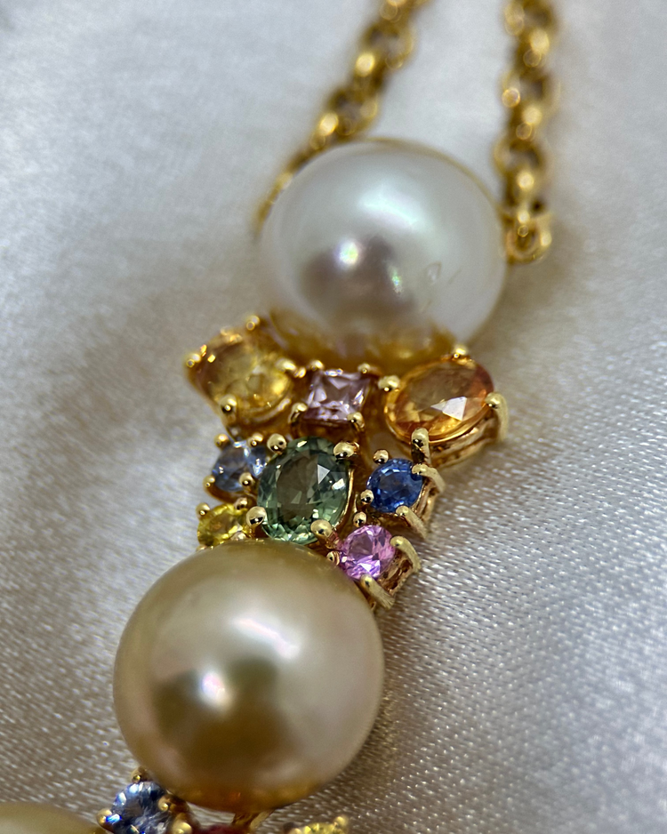 18K Halsband med Odlade Pärlor och Safirer