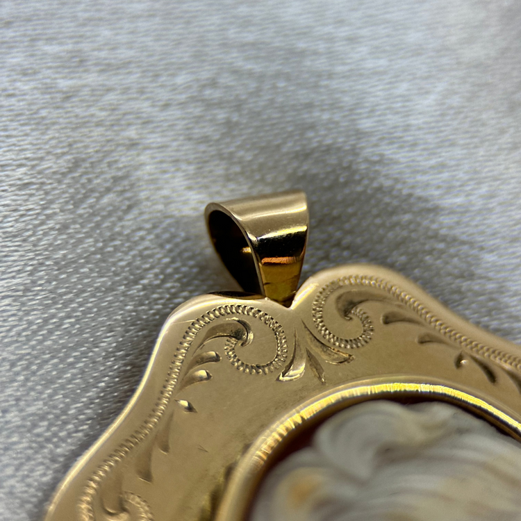 18K Hänge/Brosch med Kamé