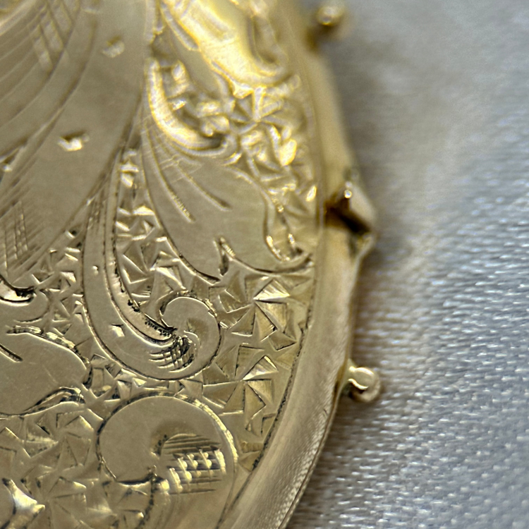 18K Medaljonghänge med Graverad Text
