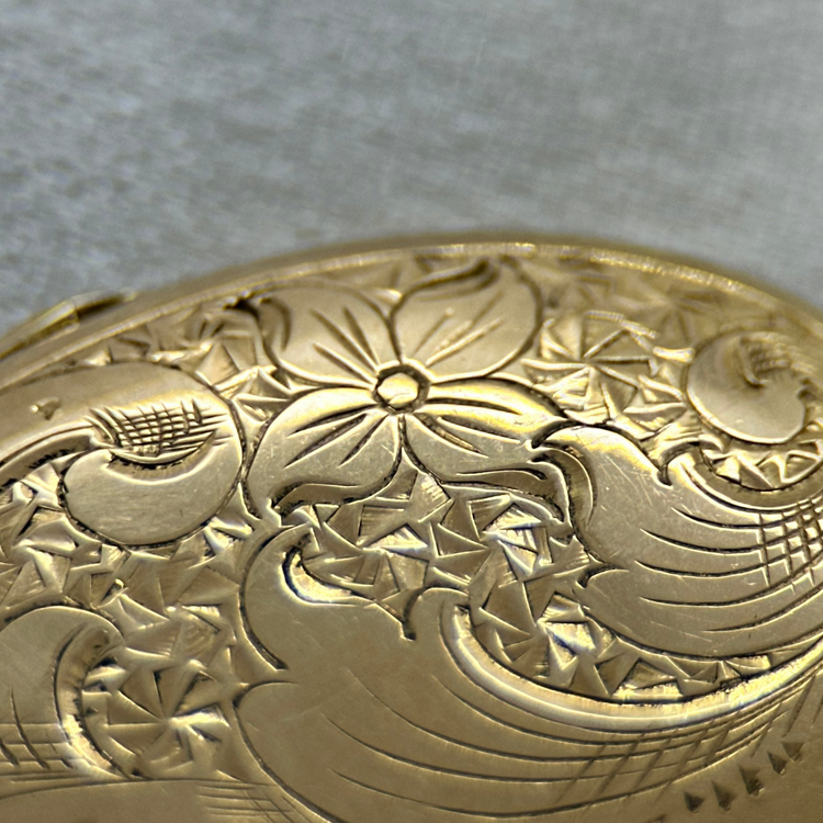 18K Medaljonghänge med Graverad Text