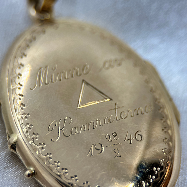 18K Medaljonghänge med Graverad Text