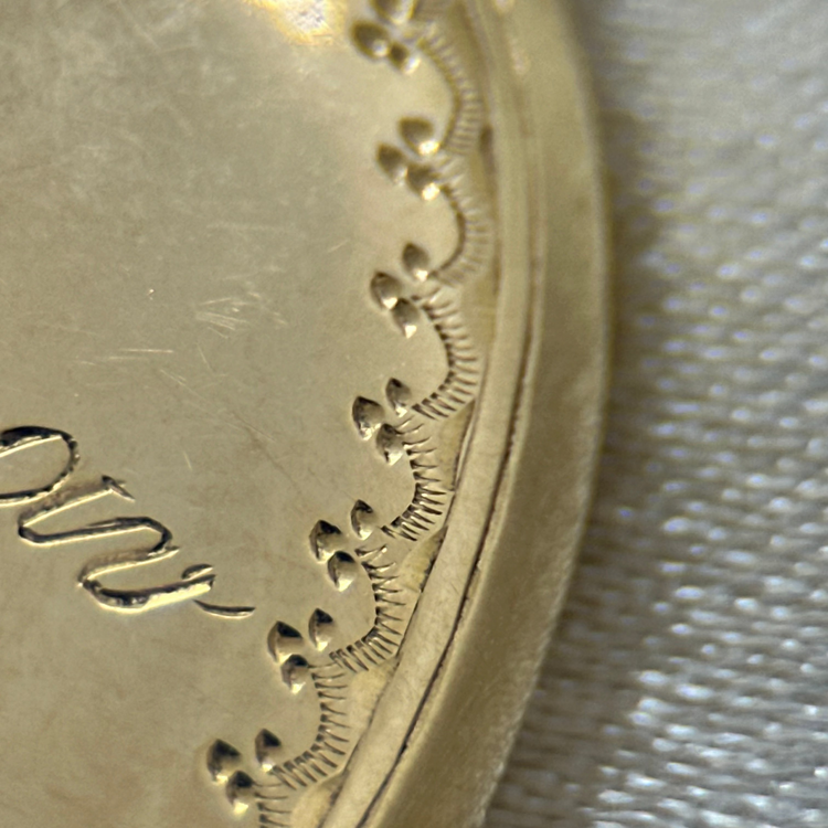 18K Medaljonghänge med Graverad Text