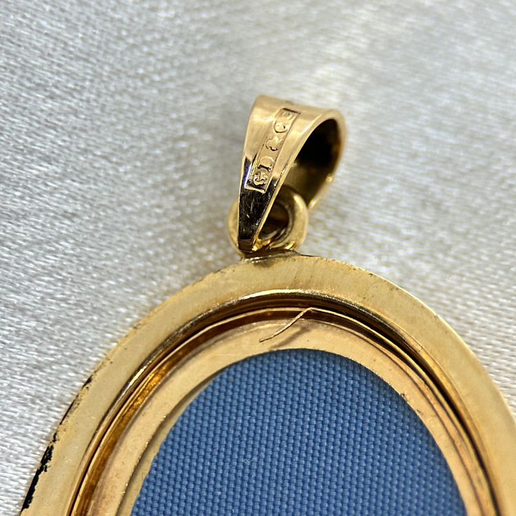 18K Medaljonghänge med Graverad Text