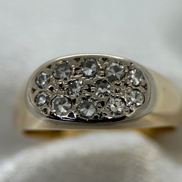 18K Klackring med tolv Diamanter
