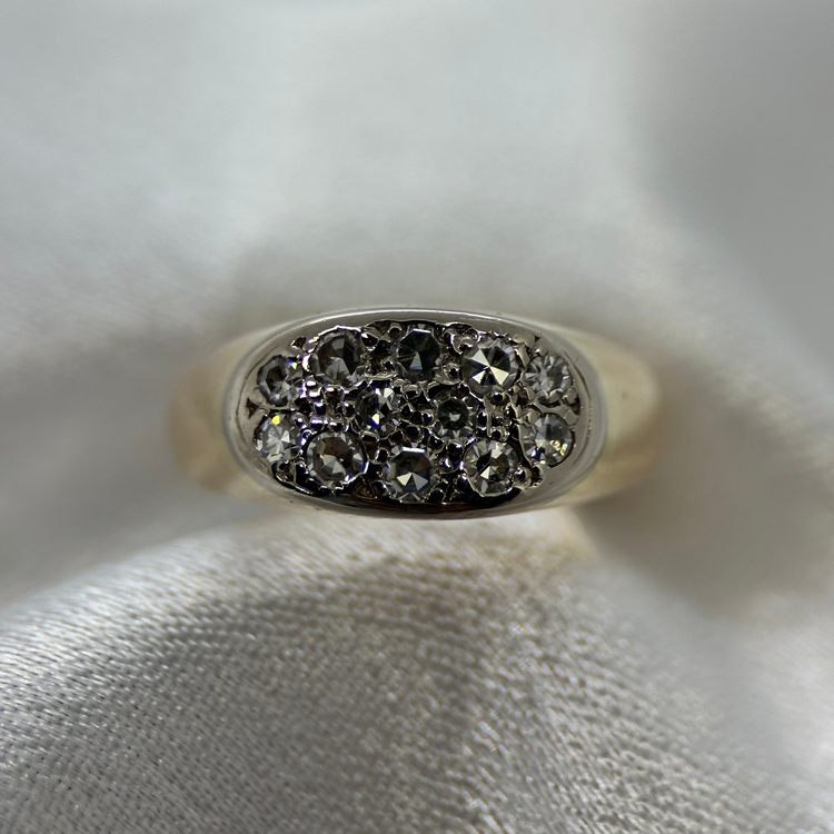 18K Klackring med tolv Diamanter