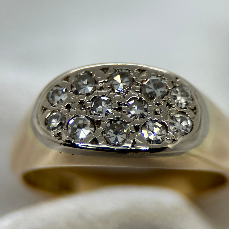 18K Klackring med tolv Diamanter