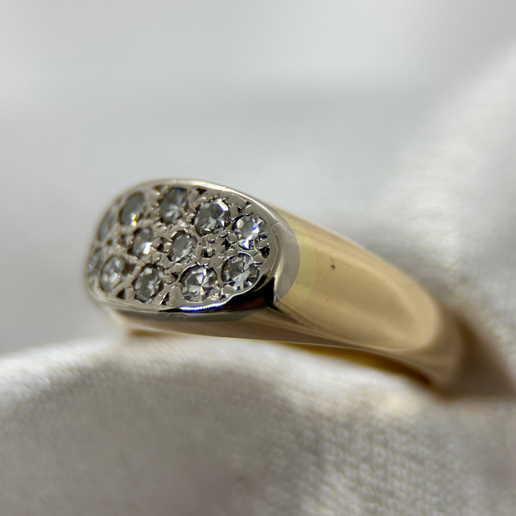 18K Klackring med tolv Diamanter