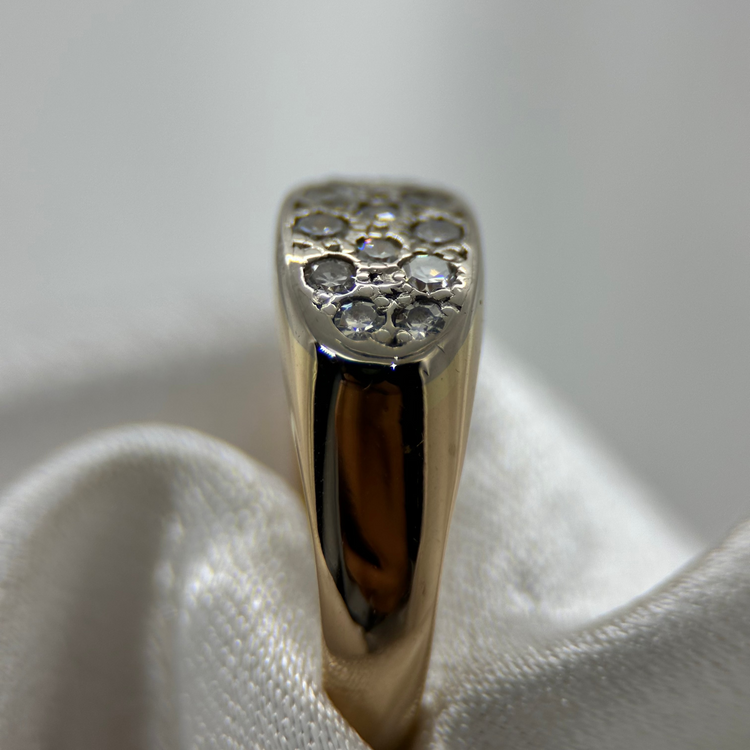 18K Klackring med tolv Diamanter
