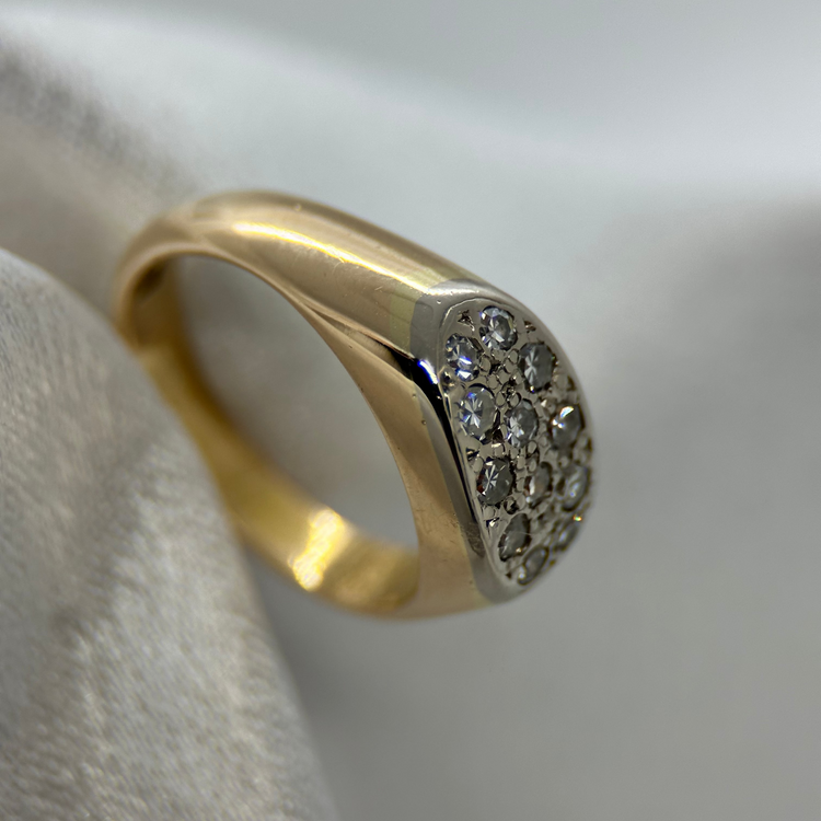 18K Klackring med tolv Diamanter