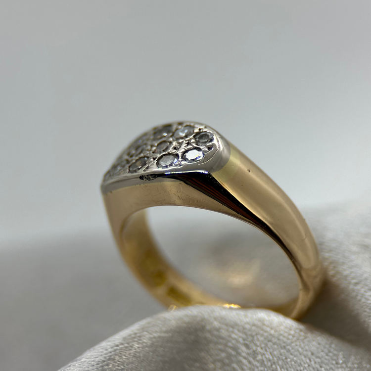 18K Klackring med tolv Diamanter