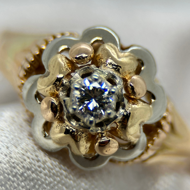 18K Diamantring i Blomsterdesign