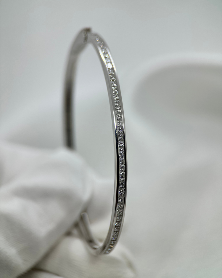 18K Armring med Prinsesslipade Diamanter