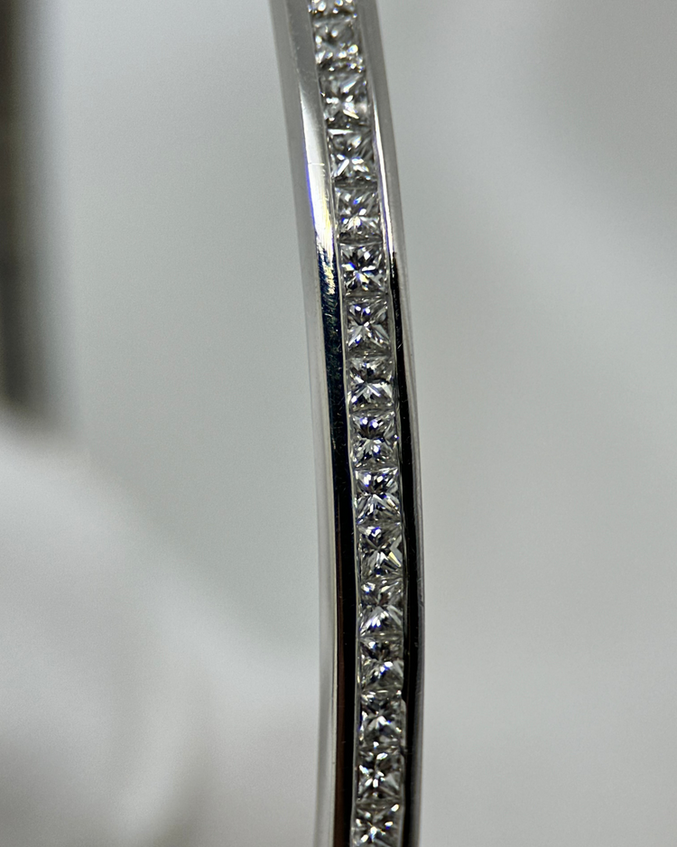 18K Armring med Prinsesslipade Diamanter