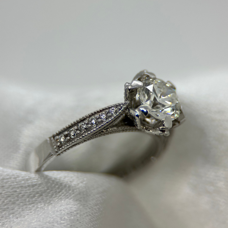 18K Diamantring med milgriffe-detaljer