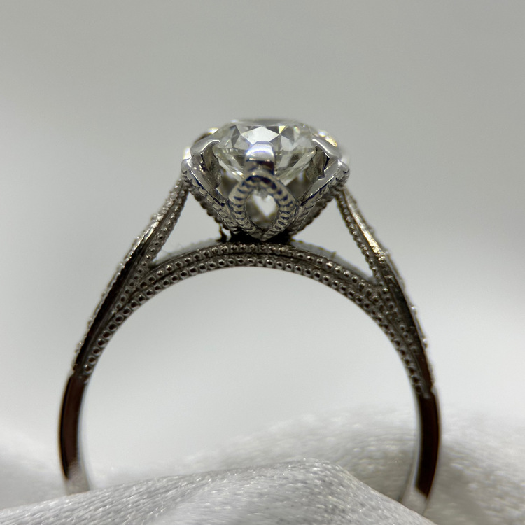18K Diamantring med milgriffe-detaljer