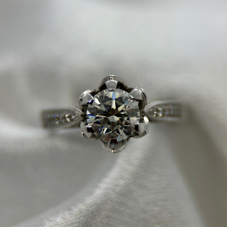 18K Diamantring med milgriffe-detaljer