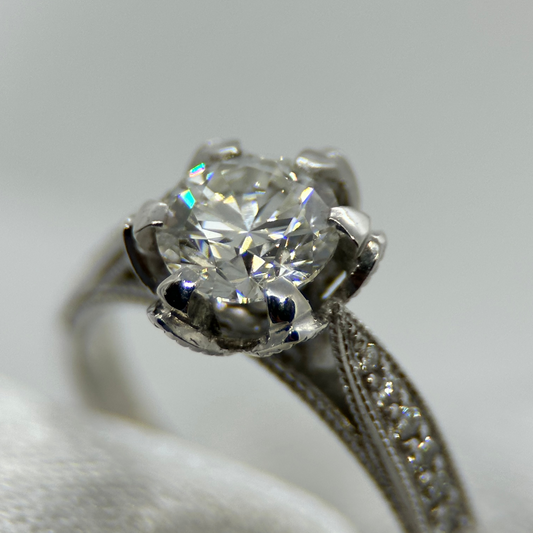 18K Diamantring med milgriffe-detaljer