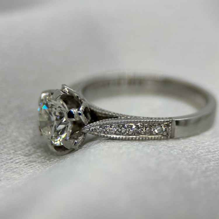 18K Diamantring med milgriffe-detaljer