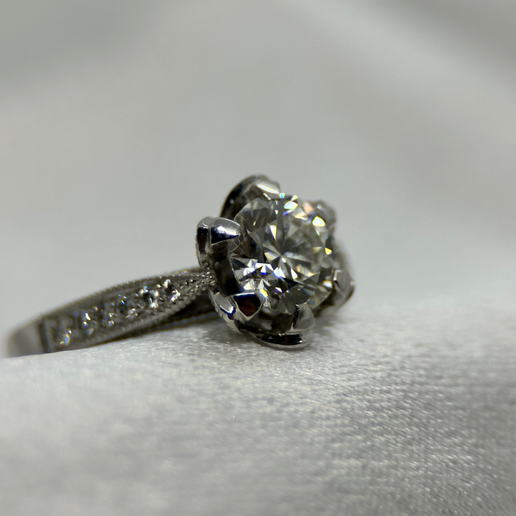 18K Diamantring med milgriffe-detaljer