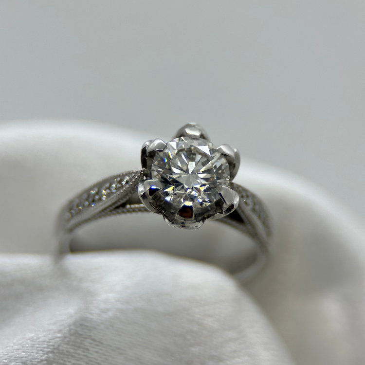 18K Diamantring med milgriffe-detaljer
