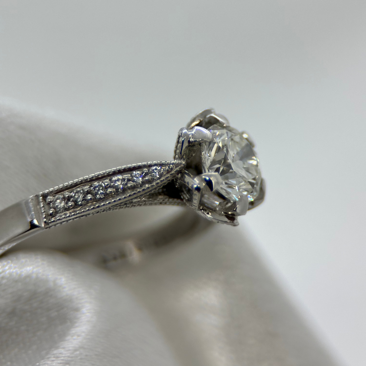 18K Diamantring med milgriffe-detaljer