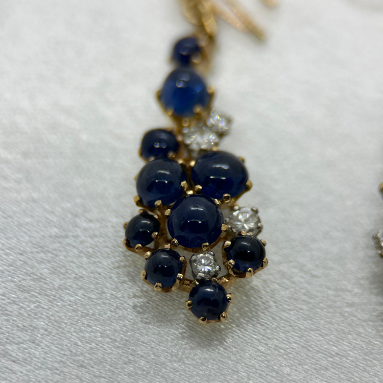 18K Örhängen med Cabochonslipade Safirer och Diamanter