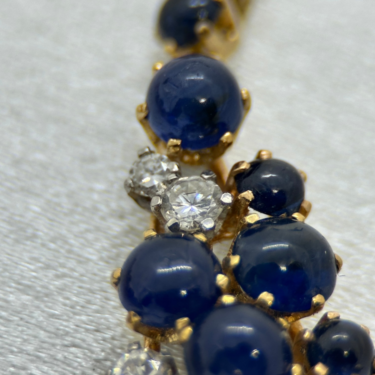 18K Örhängen med Cabochonslipade Safirer och Diamanter