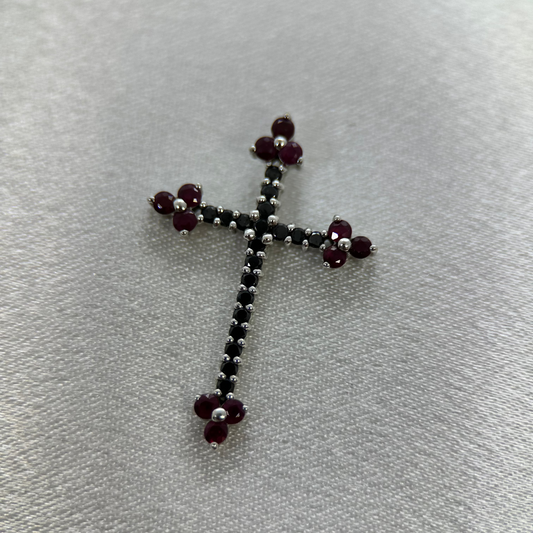 18K Guldkors med Svarta Diamanter och Rubiner