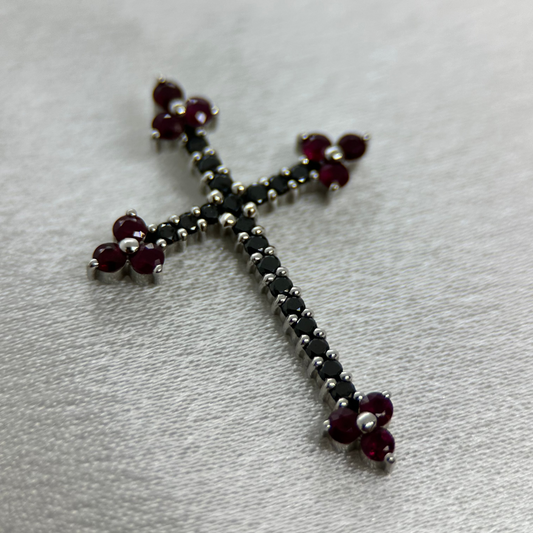 18K Guldkors med Svarta Diamanter och Rubiner