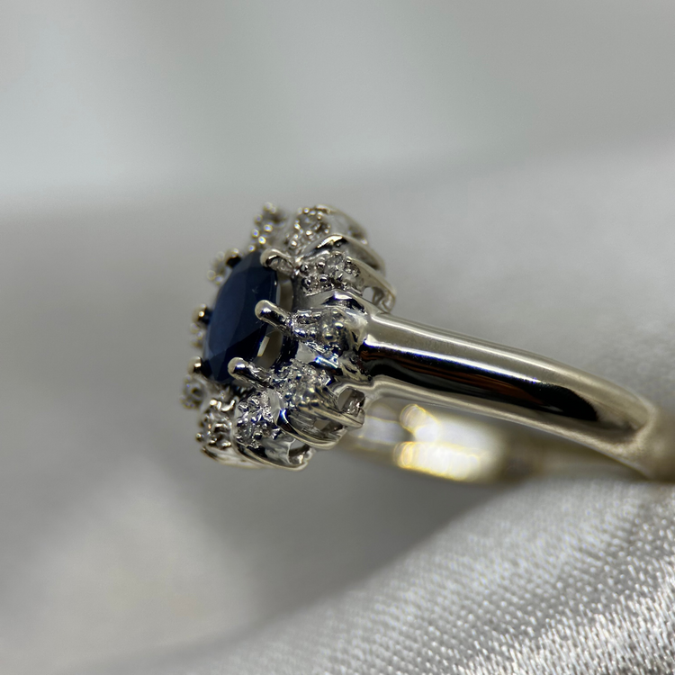 18K Klusterring med 0.35 ct Safir och Diamanter