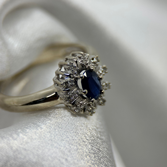 18K Klusterring med 0.35 ct Safir och Diamanter